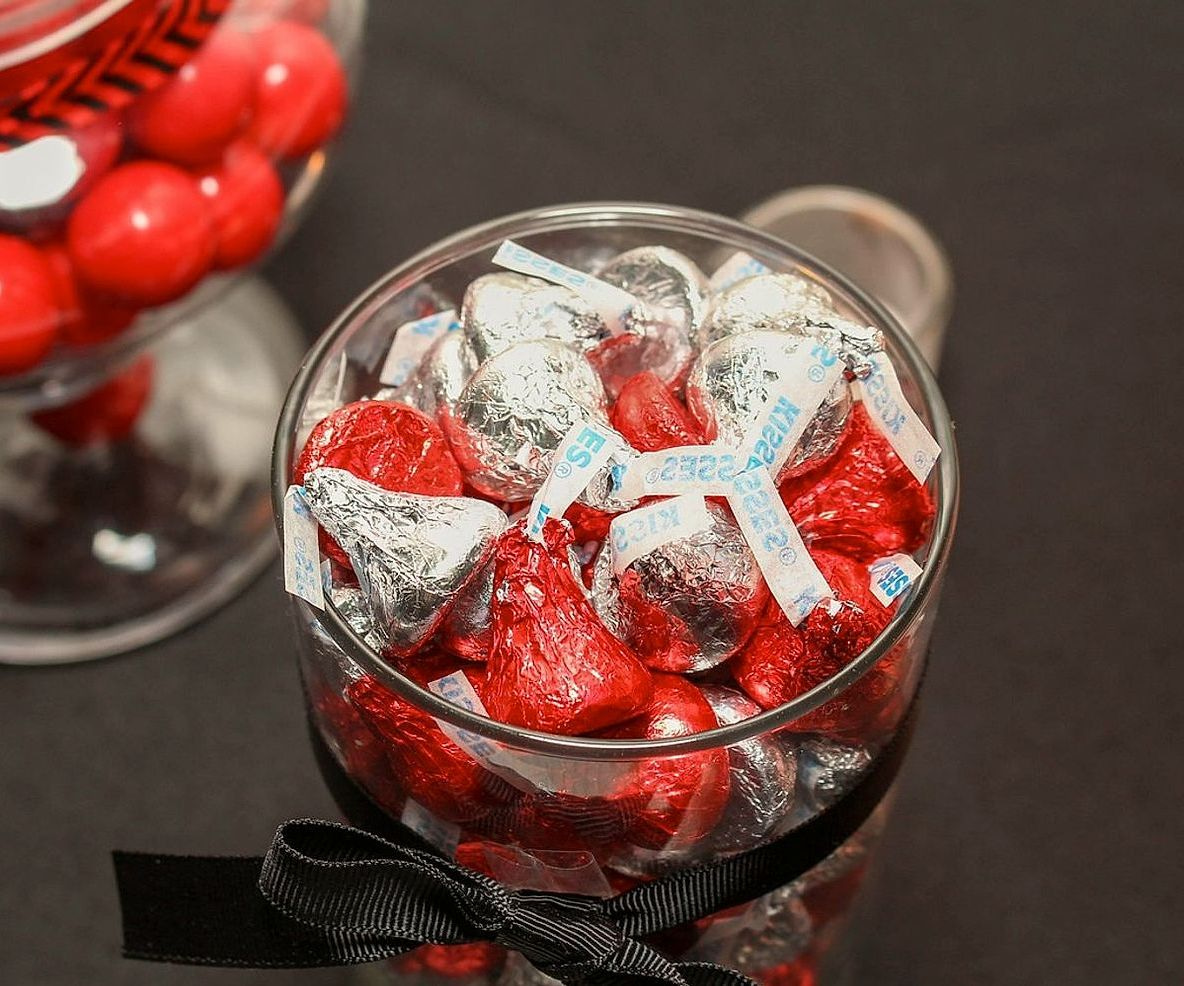 Usta konfektionçü el yapımı bonbon şekillendiriyor